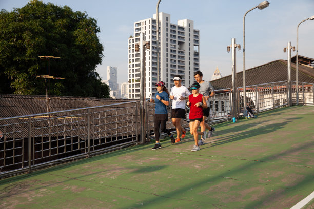 人们在街上慢跑图片下载