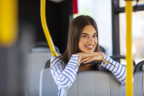 女通勤者在公交车上做白日梦。图片下载