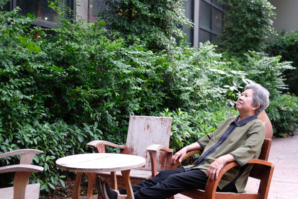 年老的老妇人在公园休息。上了年纪的女性在户外放松。高级休闲生活方式图片下载