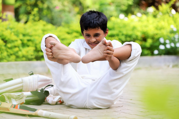 这个来自印度的小男孩准备支持他最喜欢的板球队。图片下载