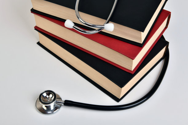 书和听诊器。图片下载