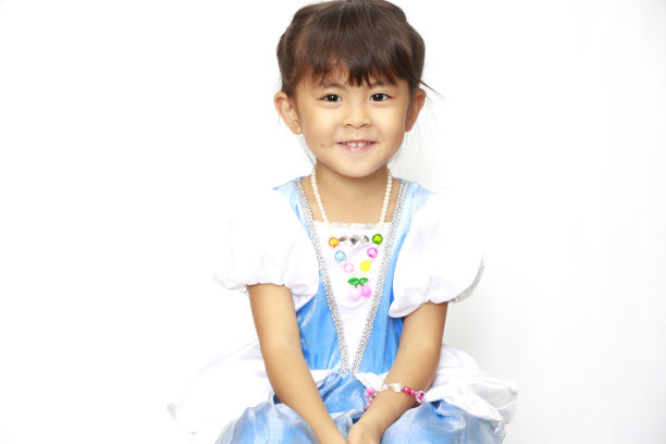 穿着裙子的日本女孩(4岁)图片下载