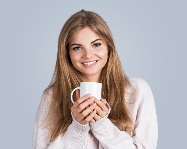 带着杯子微笑的女人图片下载