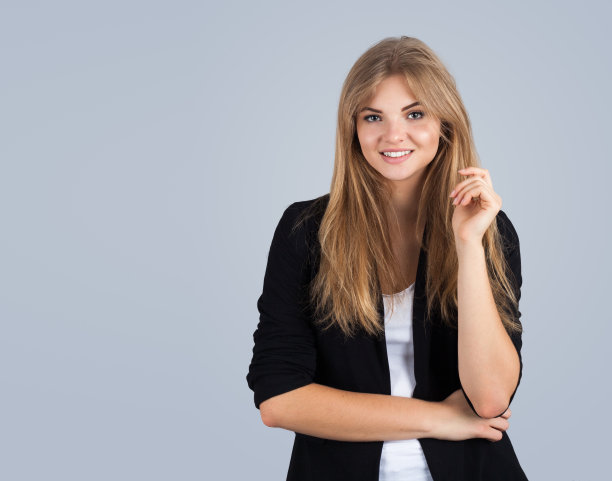 灰色背景上的金发女孩图片下载