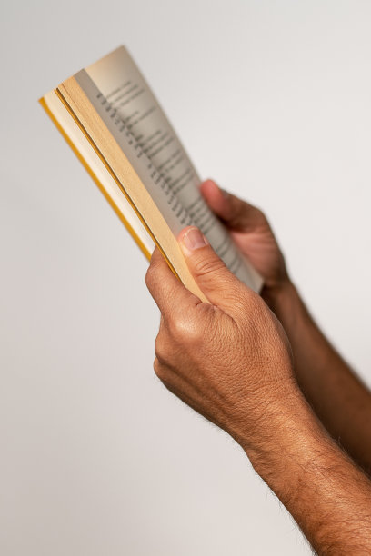 手里拿着一本书图片下载