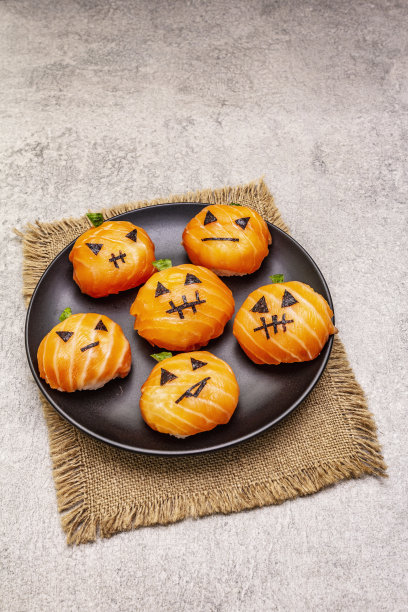 有趣的万圣节寿司南瓜杰克灯，寿司怪物。天玛利寿司，寿司球。儿童健康食品图片下载