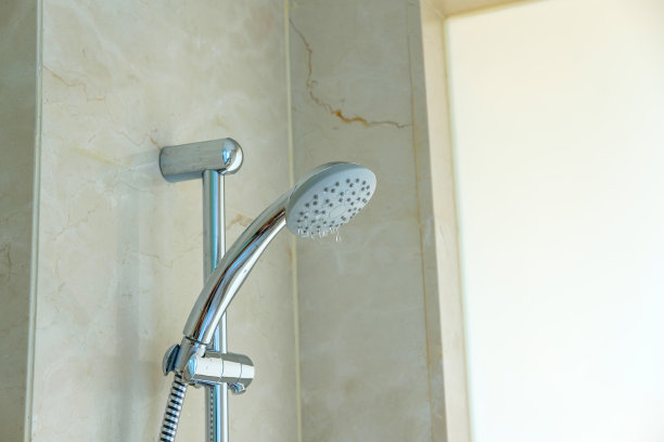 淋浴喷头在浴室淋浴图片下载