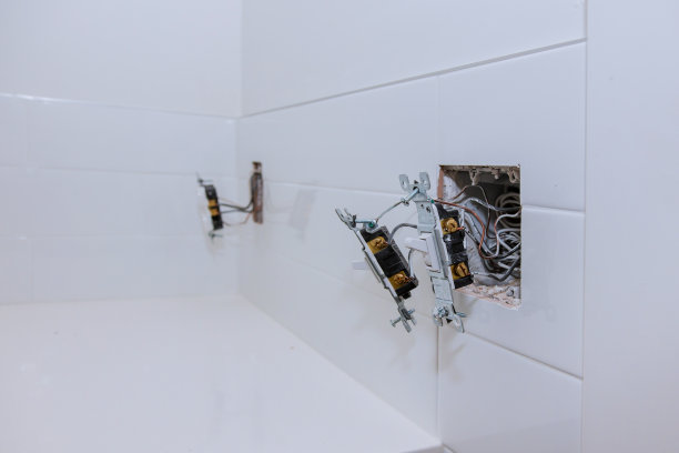 浴室内灯墙上安装白色带接线的电气开关图片下载