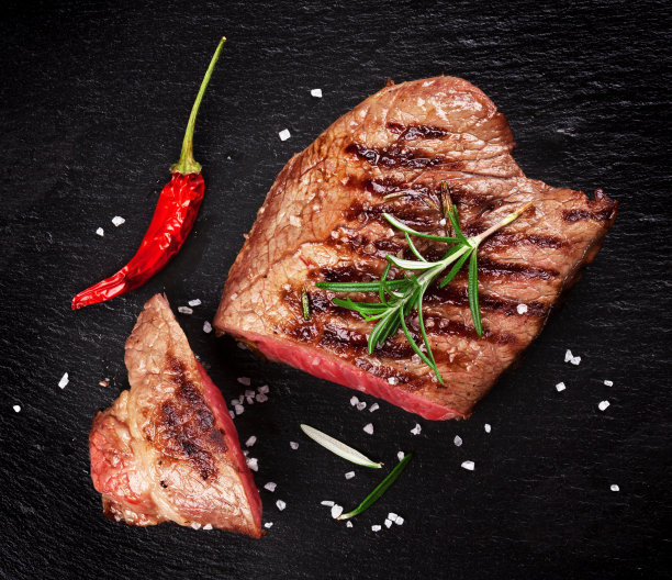 烤牛排配迷迭香，盐和胡椒图片下载