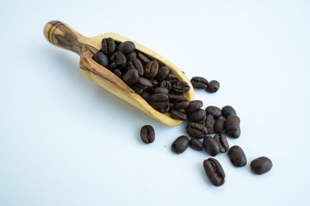 天然木桌上的咖啡豆具有极佳的质感和氛围背景图片下载