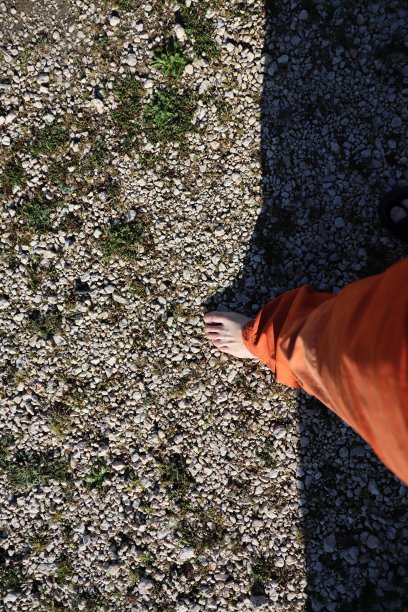 男腿用脚踩在石头地上图片下载