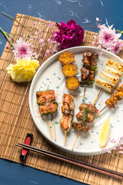 日本的烤鸡肉串盘图片下载