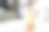 桌上有冰咖啡和奶油。咖啡店的焦糖冰沙咖啡。冰混合推广。塑料外带的星冰乐或者咖啡馆的木桌上的外带杯图片下载