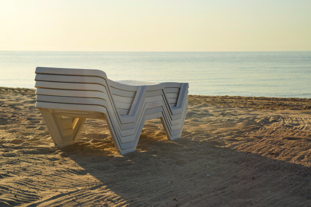 夏末季节堆叠的躺椅。海滩上的躺椅。塑料折叠椅堆叠。一堆沙滩躺椅图片下载