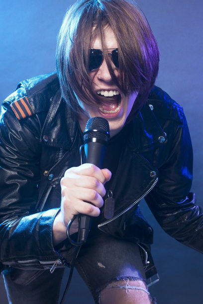 年轻人在唱摇滚乐图片下载