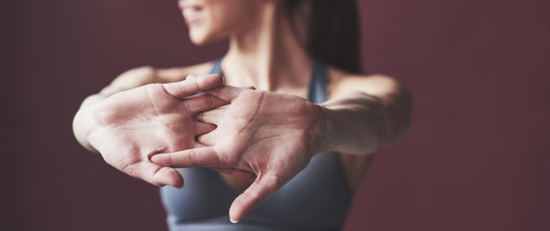 水平的照片。身材好的女孩在宽敞的房间里锻炼身体图片下载