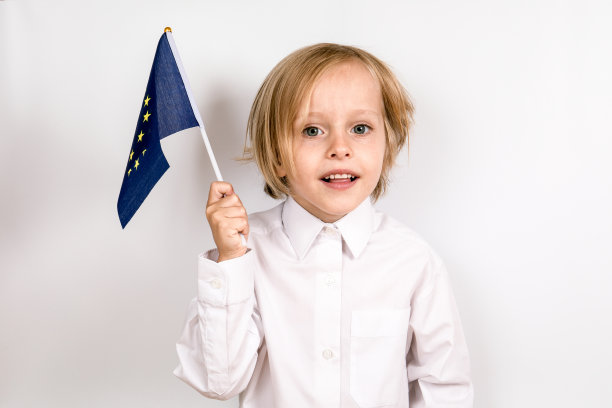 拿着欧盟旗帜的男孩。欧洲的未来和庆祝概念图片下载