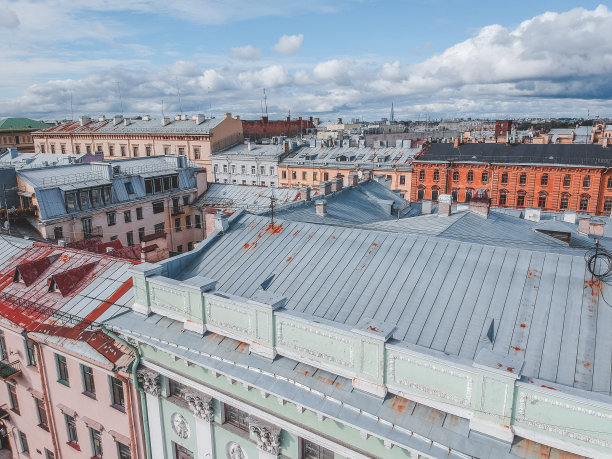 屋顶航拍，住宅建筑，弗拉特利，圣彼得堡，俄罗斯。图片下载