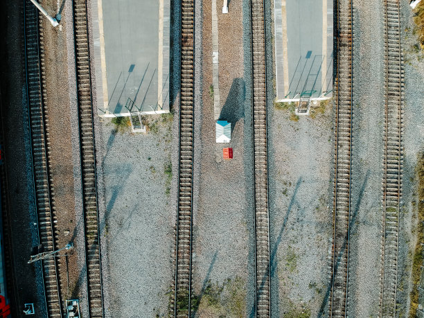 管火车站。无人机向下看的照片，柴油发动机列车。俯视图图片下载