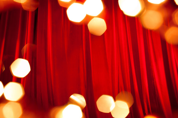 舞台上的红色窗帘与散焦灯光背景图片下载