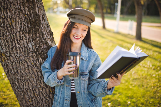 女人正在喝咖啡和看书图片下载