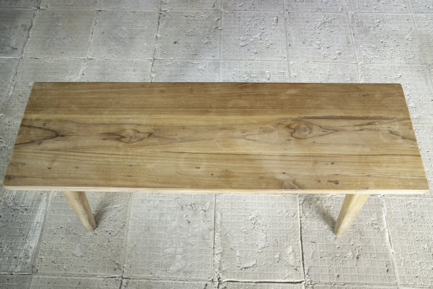 旧木椅独自躺在地板上图片下载