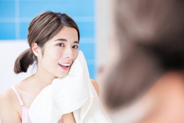 女人洗脸图片下载