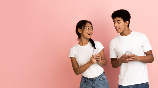 有趣的家伙偷看女友的手机，想看短信图片下载