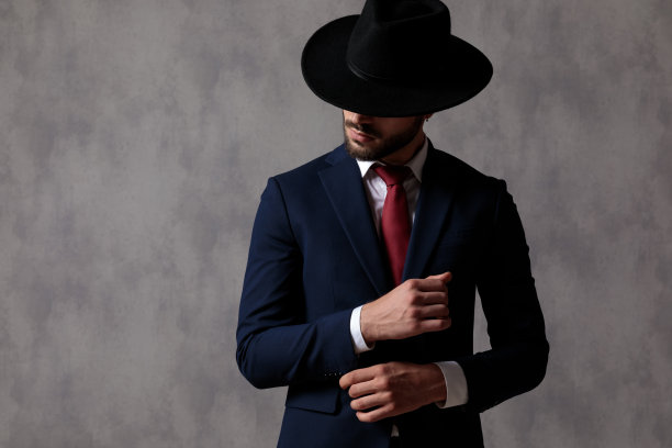 有魅力的商人调整他的袖子，看向一边图片下载