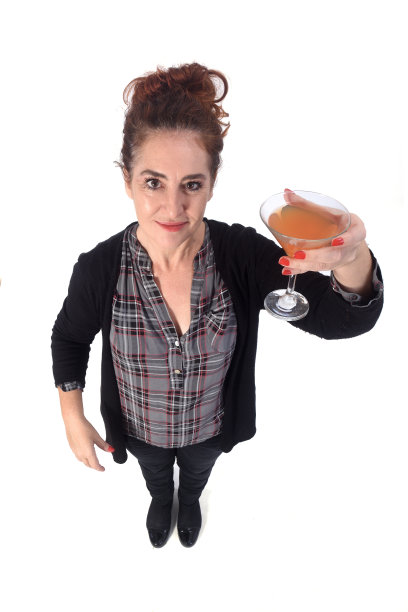 在白色背景下喝酒的女人图片下载