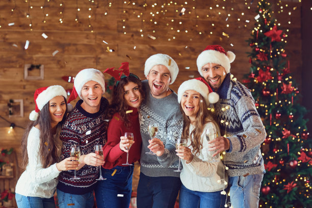 快乐的朋友，举杯共庆圣诞。图片下载