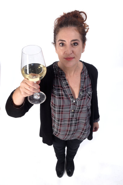 在白色背景下喝酒的女人图片下载