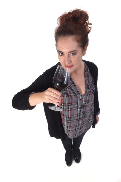 在白色背景下喝酒的女人图片下载