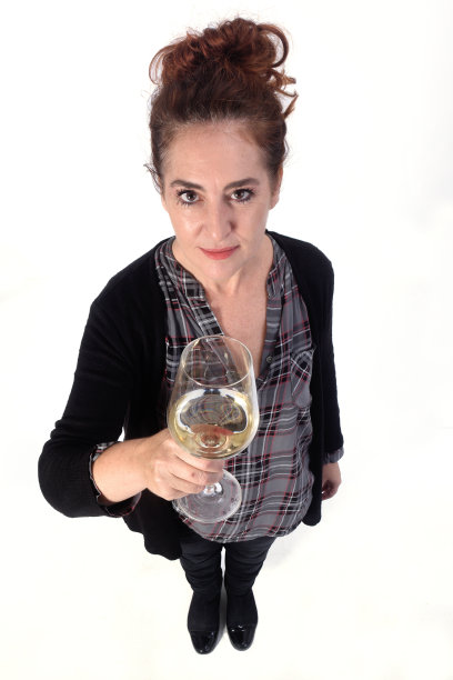 在白色背景下喝酒的女人图片下载