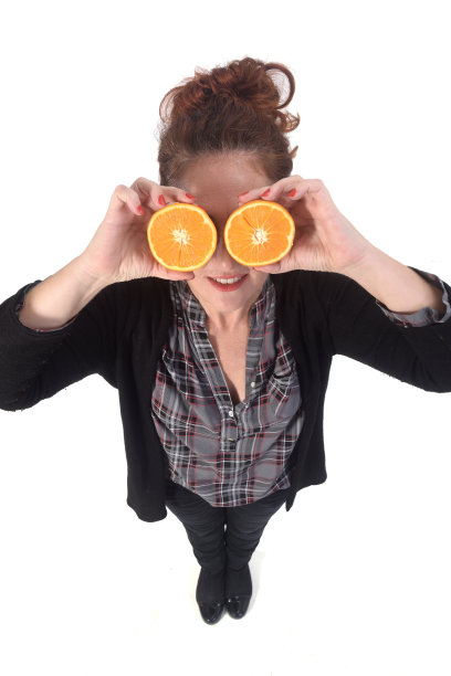 在白色背景下喝酒的女人图片下载