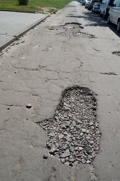 路面状况不佳。图片下载