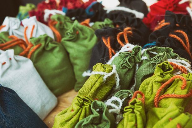 绿色和白色的迷你袋，用于存放草药芳香设置背景芳香疗法图片下载