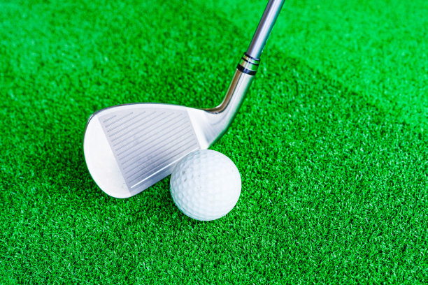 日本人造草坪上的高尔夫球杆和球图片下载
