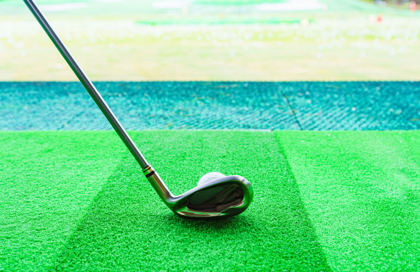 日本人造草坪上的高尔夫球杆和球图片下载