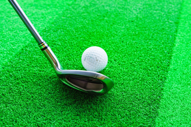 日本人造草坪上的高尔夫球杆和球图片下载