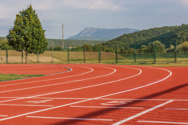 白天的户外运动跑道。图片下载
