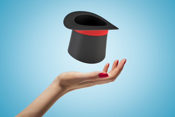 女性手与黑色大礼帽上面的蓝色背景图片下载