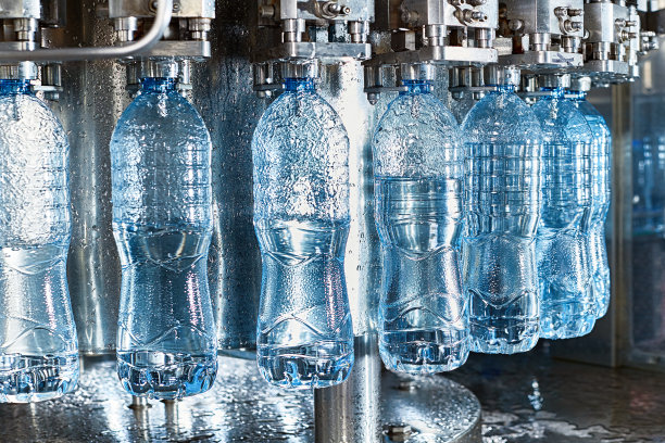 输送装瓶纯矿泉水在塑料瓶图片下载