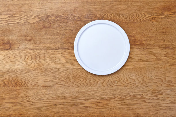 纹理木桌上空着白色盘子图片下载