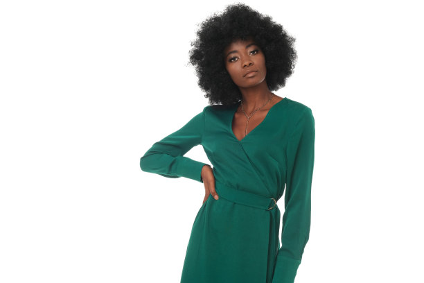 美丽的图片的非洲裔美国女孩在绿色连衣裙。图片下载