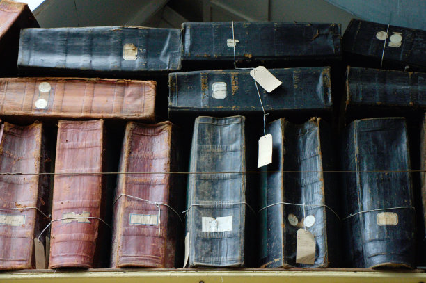 英国一家19世纪纺织厂里堆满旧书籍的书架。图片下载