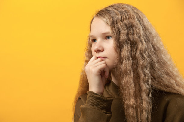 十几岁的女孩特写工作室肖像图片下载