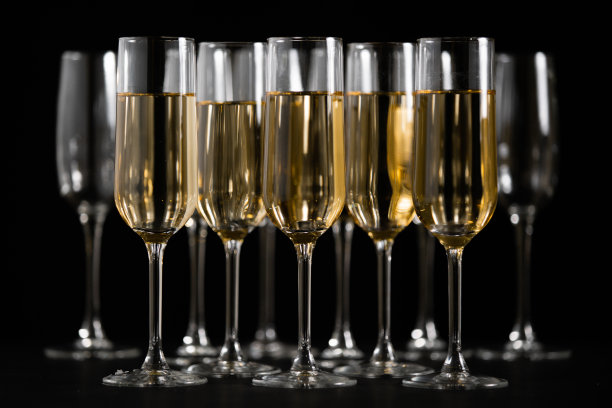 黑色背景上的香槟长笛和酒瓶图片下载