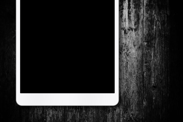 (剪辑路径)木材背景上的空白黑色数码板图片下载