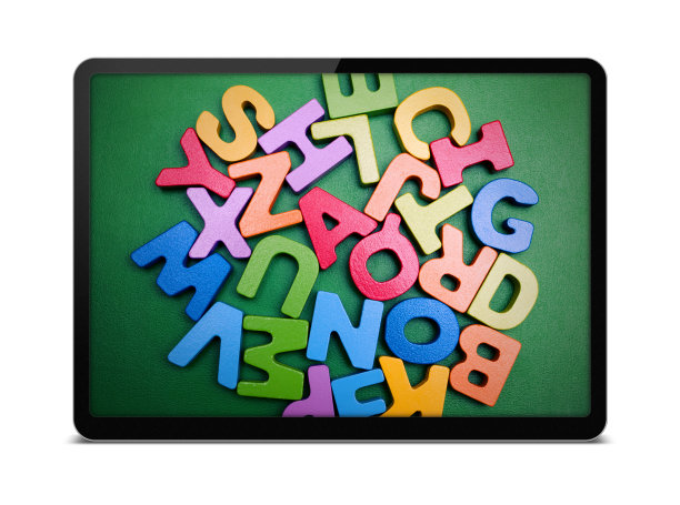 (剪辑路径)数字平板电脑中的字母孤立在白色背景上图片下载